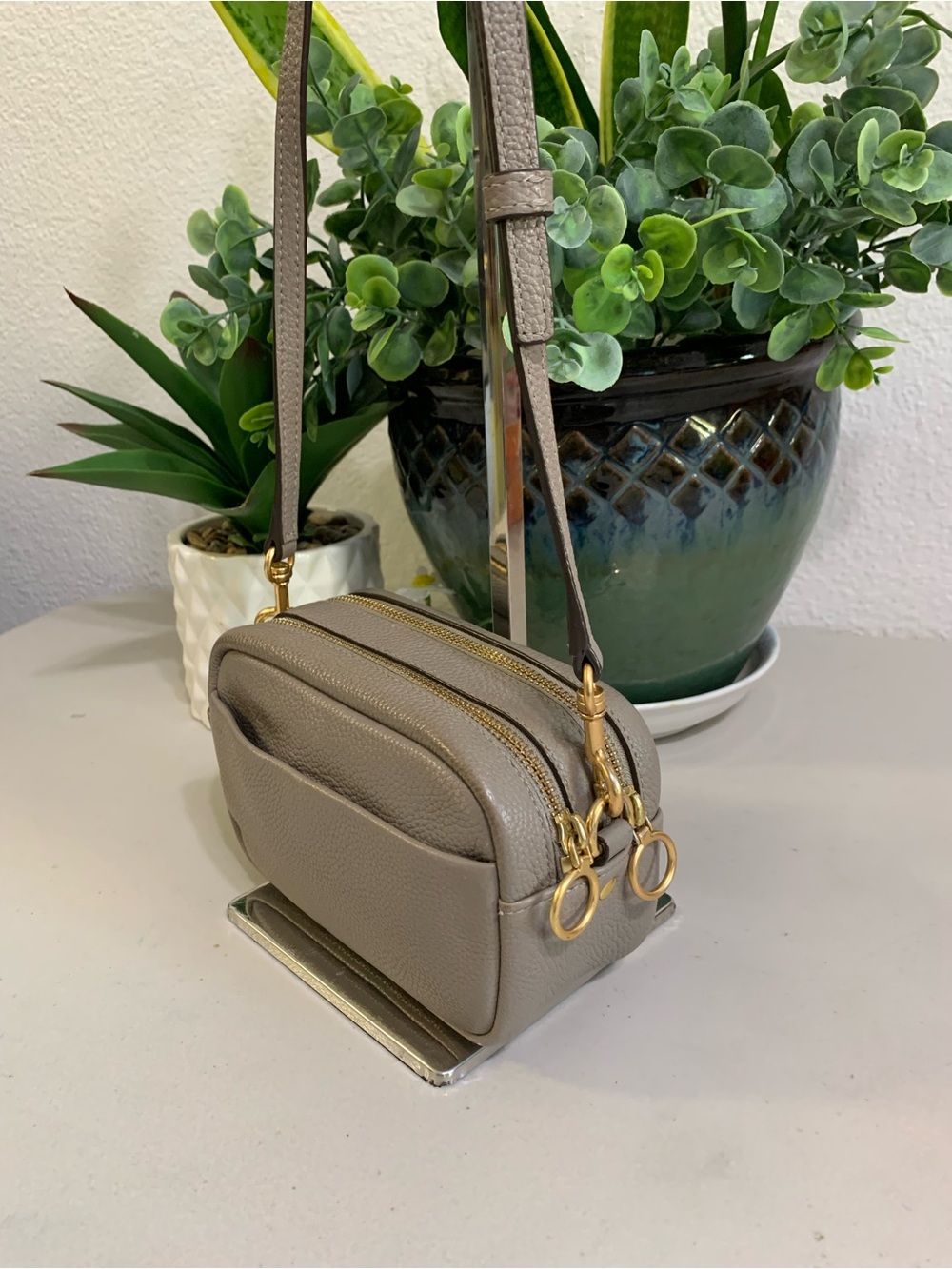 👜💕Tory Burch Robinson Pebbled Leather Crossbody Bag in Taupe - Picture 3 of 10